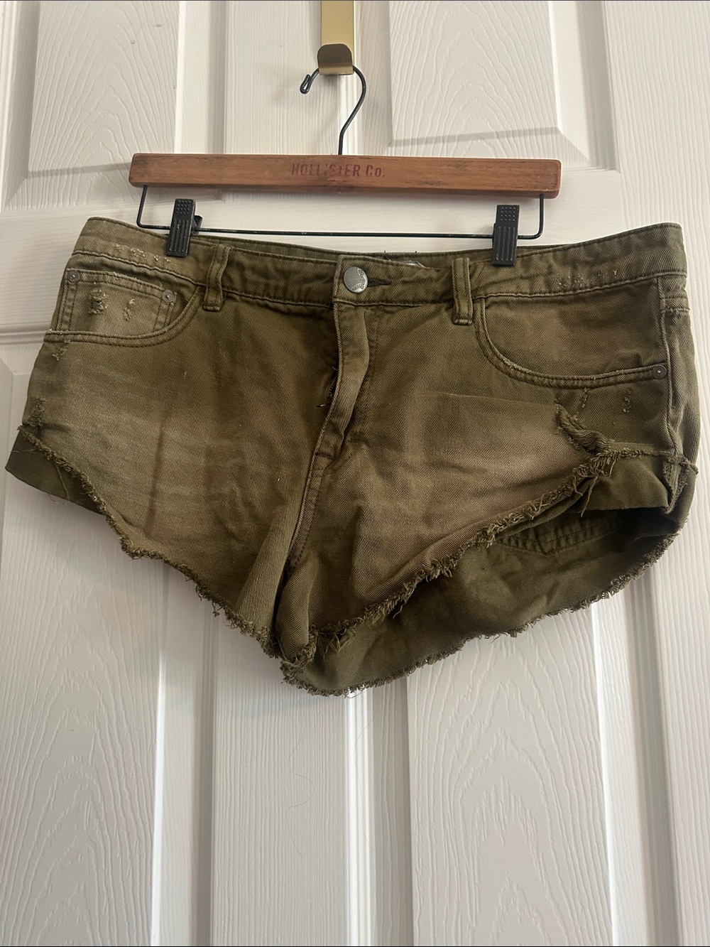 Free People. Olive Green Frayed Hem Women's Denim Shorts. Size 31. Never worn.
